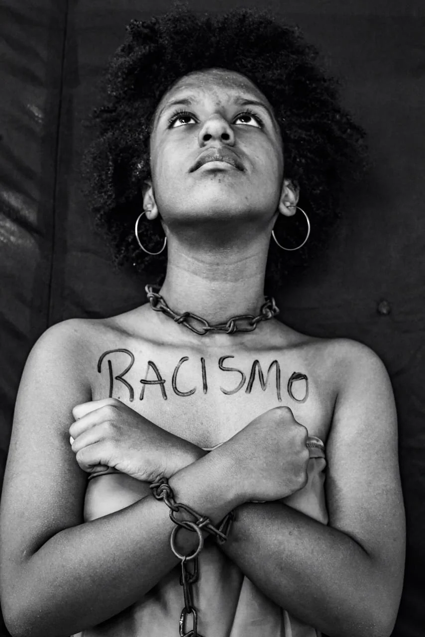 Retrato conceitual com a palavra Racismo e correntes como símbolo de opressão