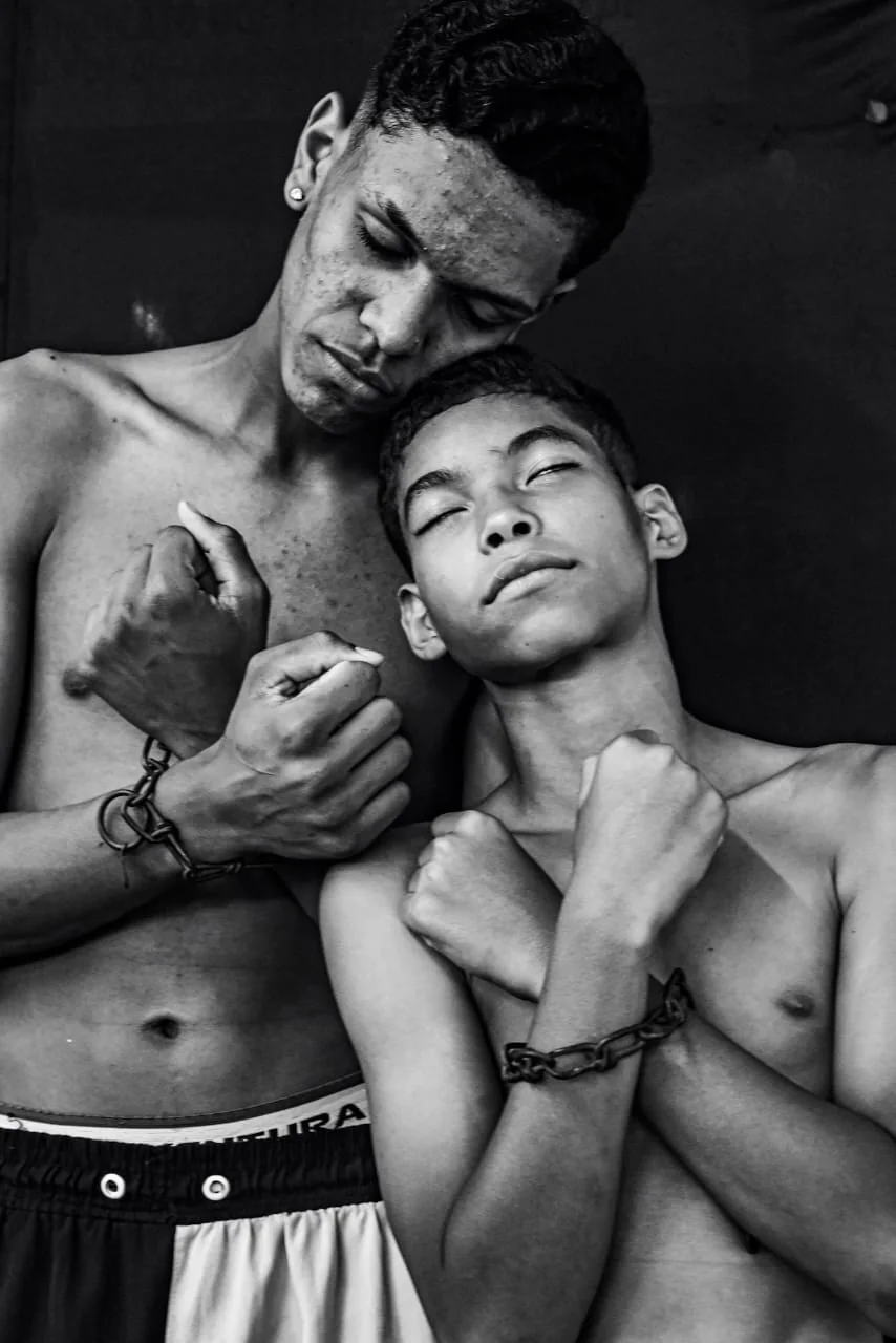 Dois jovens aparecem unidos em um retrato sobre vínculo e resistência