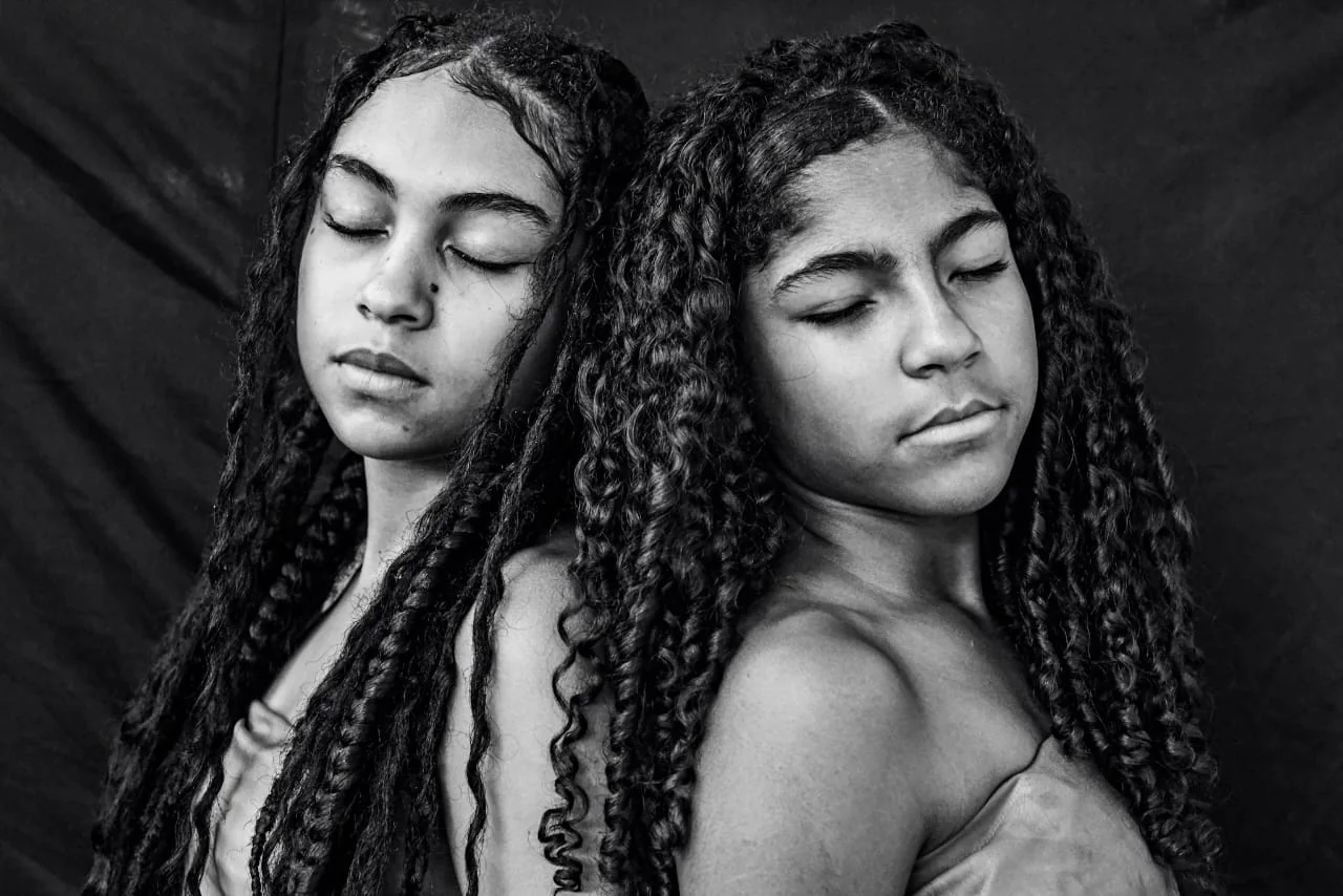 Duas jovens de olhos fechados aparecem lado a lado em retrato de identidade